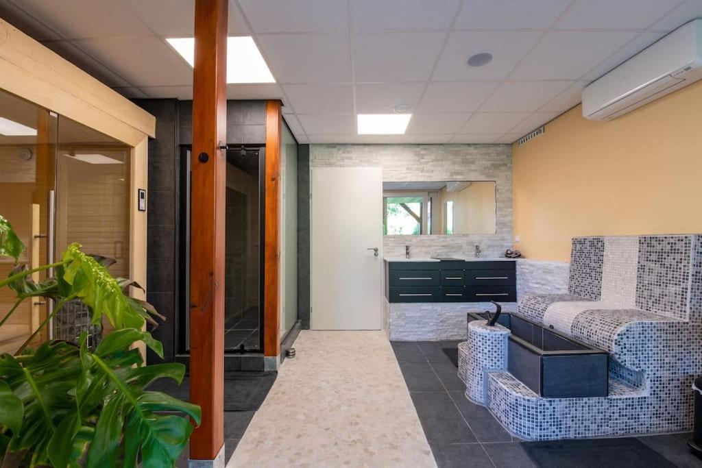 Wellness Studio Tiel Met Sauna En Jacuzzi Esterno foto